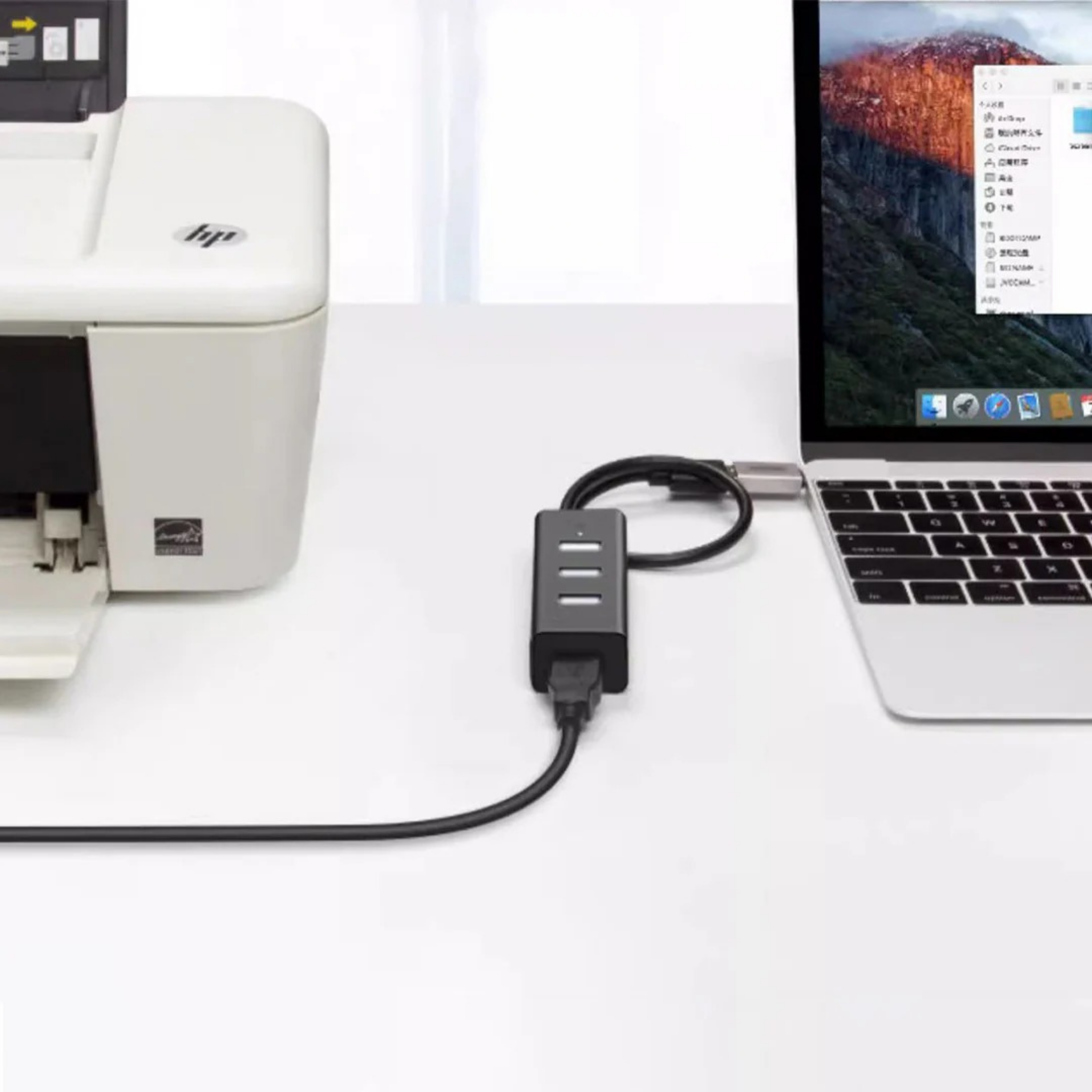 un práctico expansor con cuatro puertos USB 2.0 tipo A. Diseñado para notebooks, computadoras de escritorio y equipos ultradelgados, permite conectar múltiples dispositivos de manera rápida y sencilla.