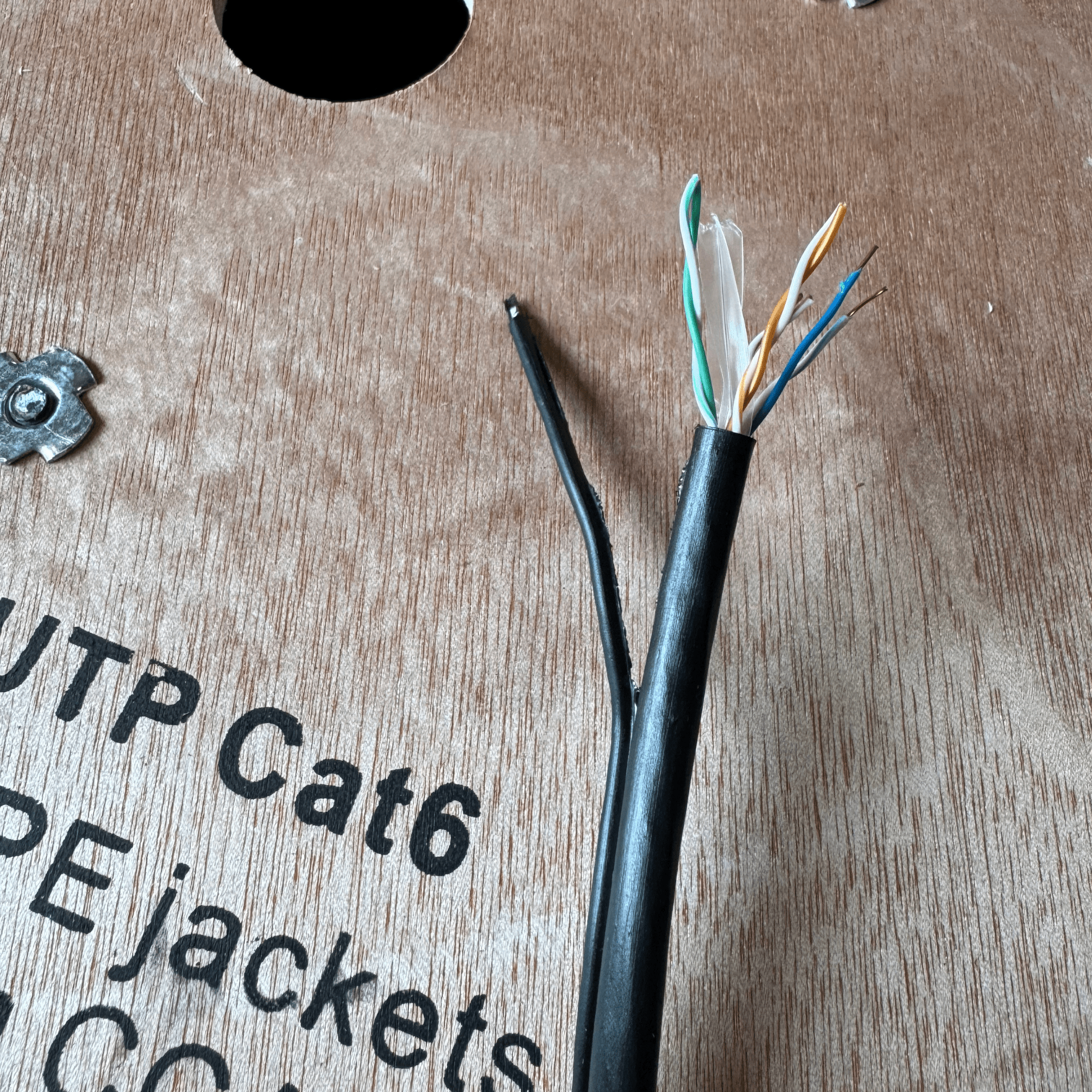 Cable de Red Cat6 Exterior 305M Con Mensajero CCA