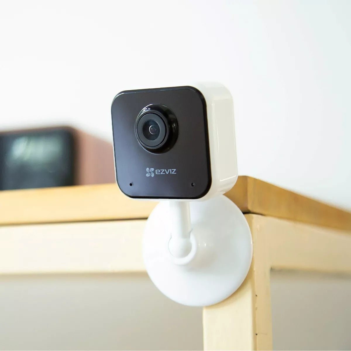 Cámara WiFi EZVIZ H1c 2MP 1080p Base Magnética Audio