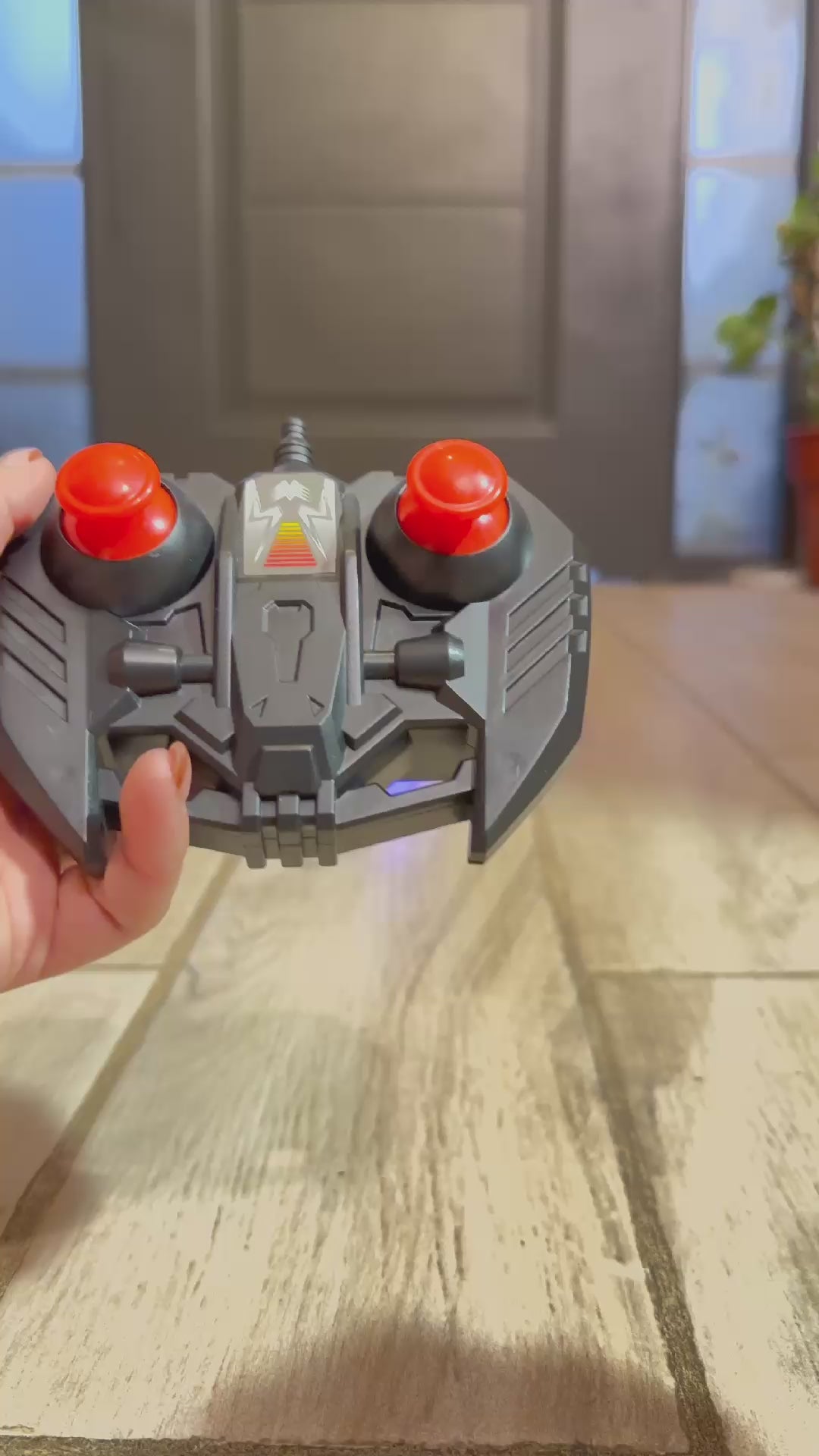 Cargar video: Mega Tiburón a Control Remoto Terrestre con Movimiento Realista