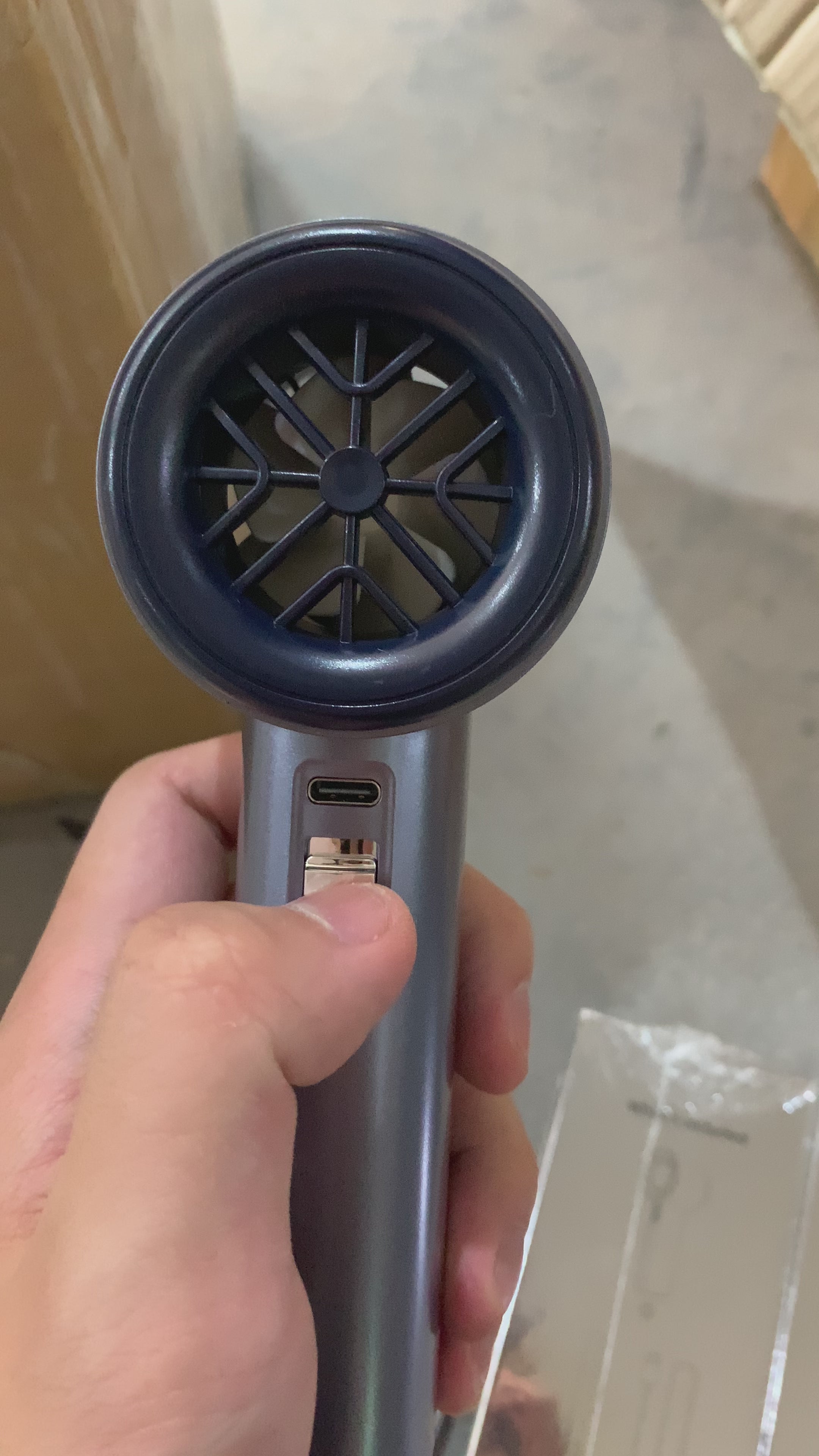 Cargar video: Ventilador Portátil de Mano Recargable USB-C sin Aspas